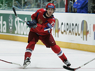 Капитан сборной России по хоккею согласился играть уpeзанным составом